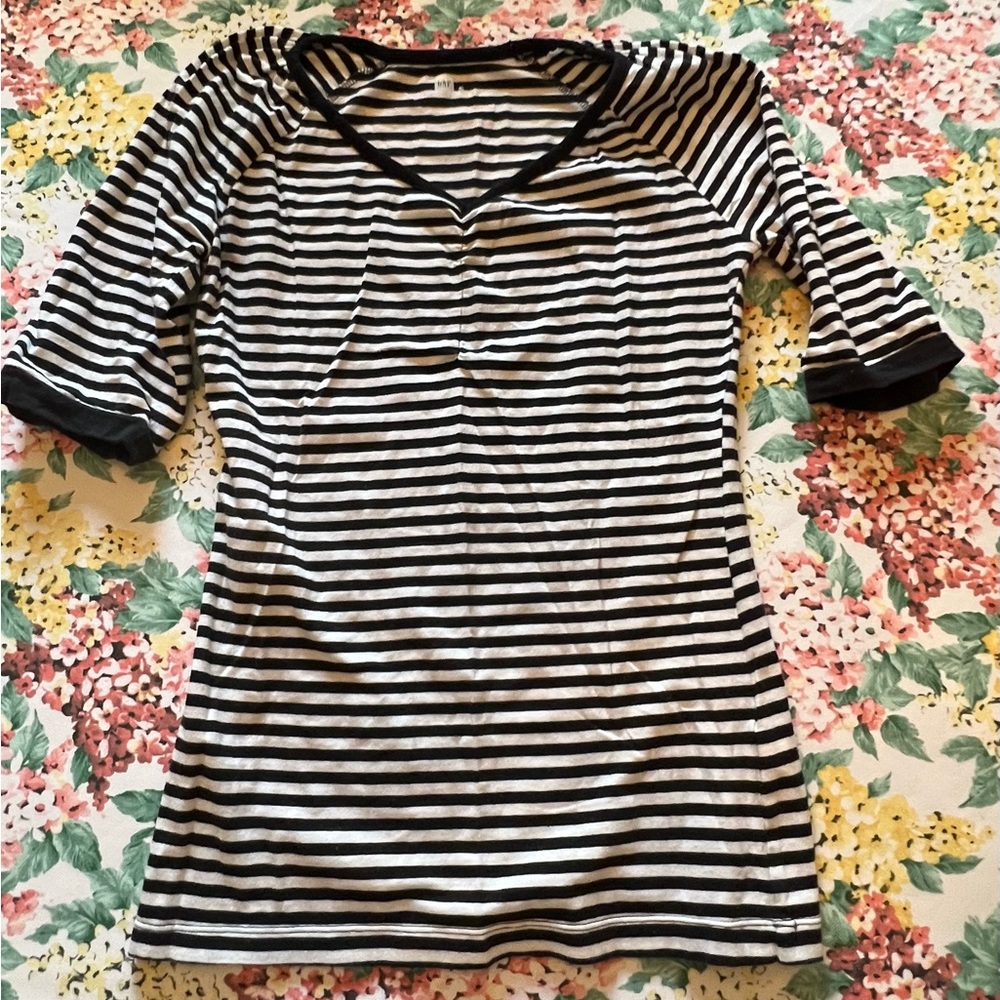 Women’s Gap Black and White Striped Short Sleeve Tee Vneck
